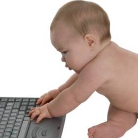 neonato al computer