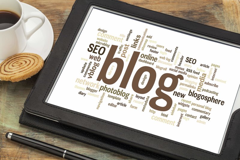 blogging contenuti strategia marketing parole chiave su tablet
