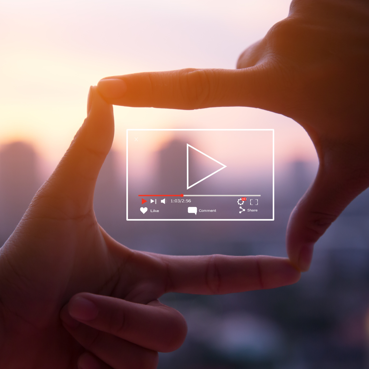 Concept per tipologia di post social foto o video: close up su dita che formano lo schermo di una macchina fotografica e al centro il simbolo ''play''