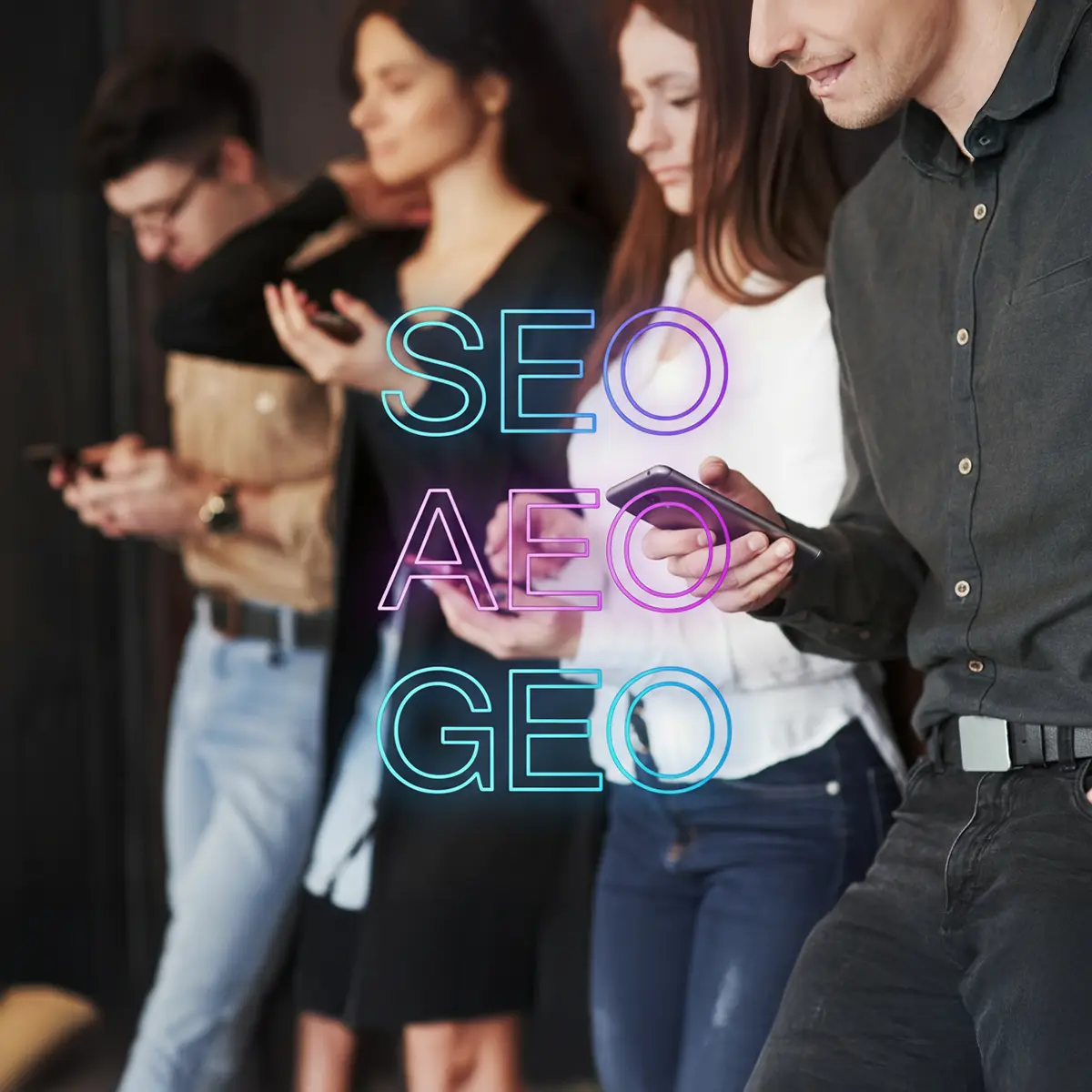 Concept per SEO, GEO, LLMO e AEO: persone che guardano lo smartphone con sovraimpressi gli acronimi SEO, AEO e GEO